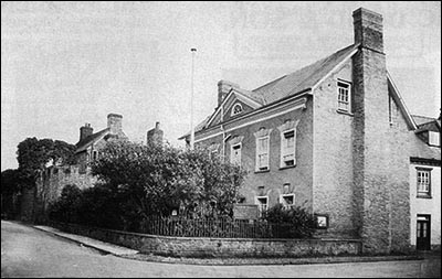 crickhowell_ivy_tower