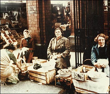 swansea_cockle_sellers_1954