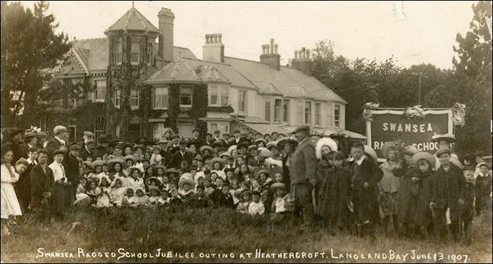 Photo of Ragged School children during an outing in 1907