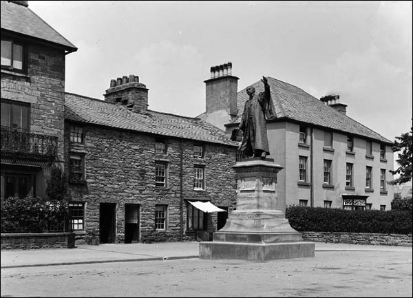 Photo of Thomas Edward Ellis statue c.1904