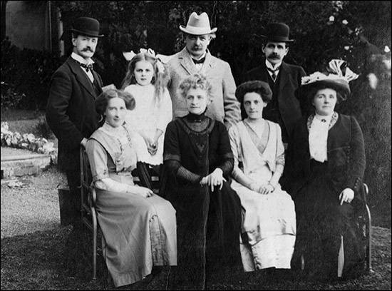 Photo of Ellis Davies with relatives and David Lloyd George