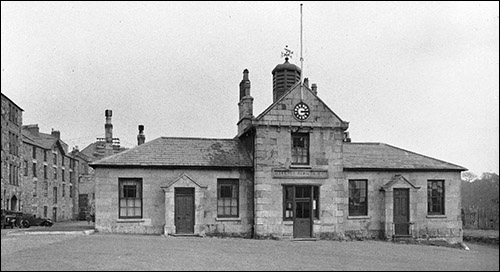 Photo of Caernarfon harbour office in 1950