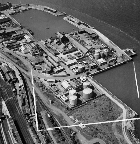 Aerial photo of Victoria Dock in 1953