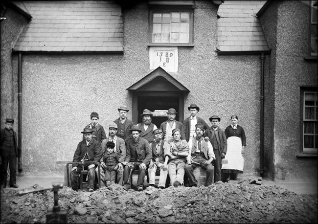 Photo of workers in front of the Black Lion Inn c1885