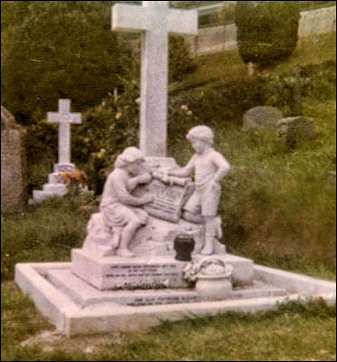 Photo of Dr Garrett's grave before vandalism