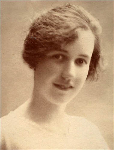 Portrait of novelist Elena Puw Morgan