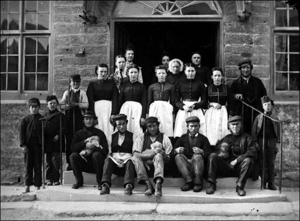 Photo of staff of Owain Glyndwr Hotel in 1871