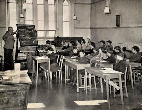 Old photo of children being taught in Dinorwig school