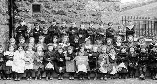 Old photo of class at Dinorwig school