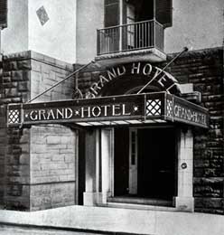 photo_of_grand_hotel_entrance