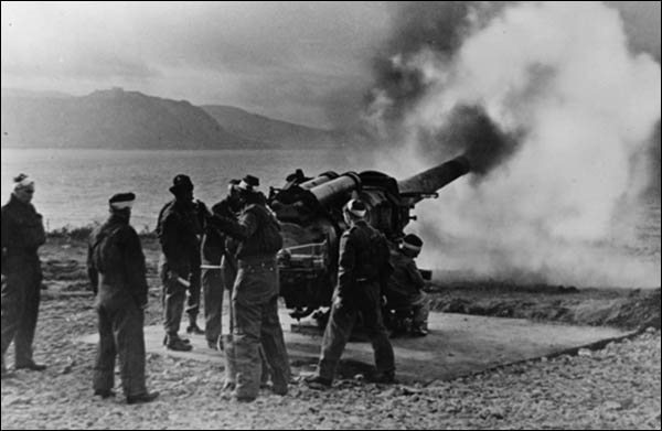 Photo of gun firing at Great Orme coastal gunnery school