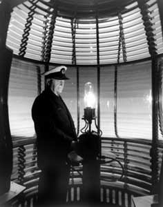 photo_of_lighthouse_lantern_and_keeper