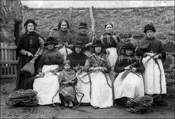 Old photo of Anglesey marram grass workers c1885
