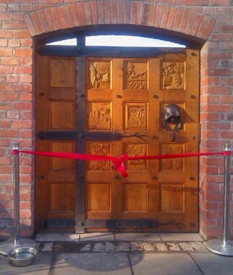 photo_of_peoples_door