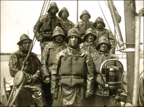 Old photo of Pwllheli lifeboat crew