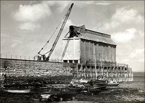 Photo of Trefor breakwater with quarry hopper